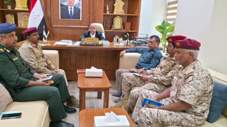 الخنبشي يؤكد أهمية رفع الجاهزية الأمنية وتعزيز التنسيق العسكري في حضرموت