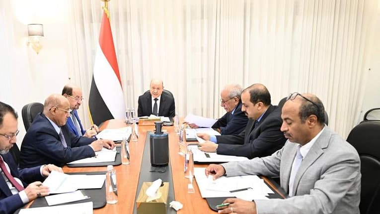 الرئيس العليمي يوجه بتسريع معالجة أزمة الكهرباء وضمان صرف الرواتب بانتظام