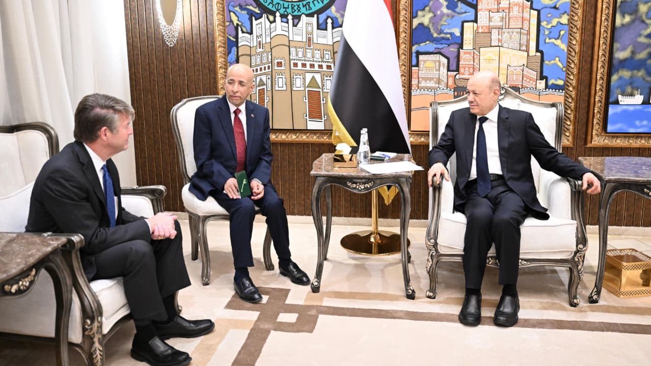 الرئيس العليمي يناقش مع (هنت) فرص استئناف النشاط النفطي