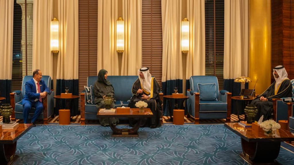 وزيرة الخارجية تسلم رسالة لملك البحرين في مستهل جولة خليجية لحشد الدعم الاقليمي للحكومة