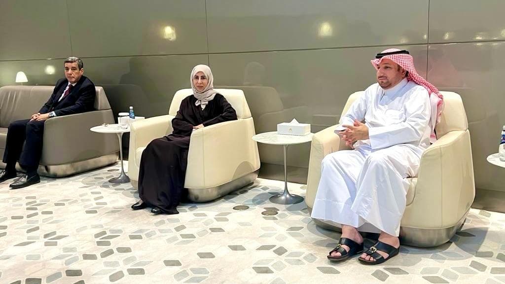 وزيرة الخارجية تصل الدوحة حاملة رسالة من العليمي لـ أمير قطر