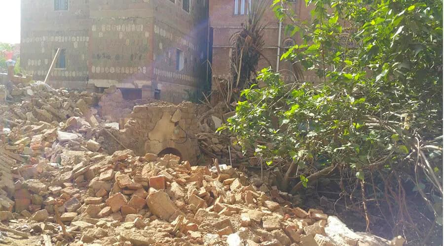 منزل البردوني.. ركام من التراب وإرث ثقافي وفكري طي النسيان