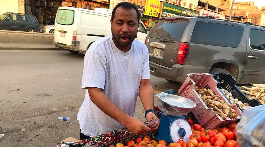 عمار.. محرر أخبار هرب من ملاحقة الحوثيين في صنعاء ليبيع خضروات بالرياض