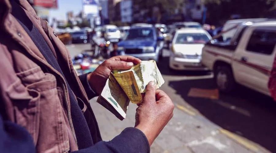 انهيار عملة وانقسام مصرفي.. كيف يمكن تفادي الكارثة المحدقة في البلاد؟