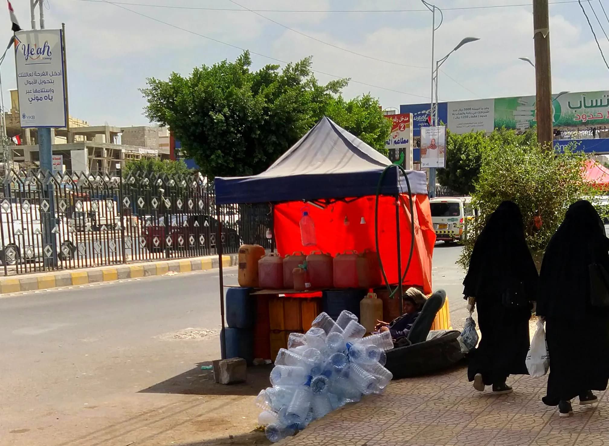 هكذا يدير الحوثيون السوق السوداء بصنعاء رغم أزمات المشتقات الخانقة