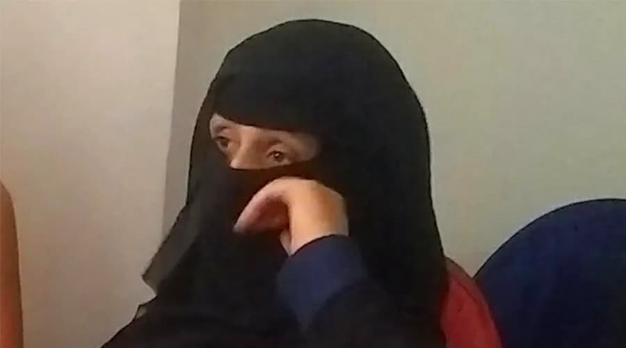 بدرية.. قصة كفاح نازحة تنسج الأمل من خيوط الفقر