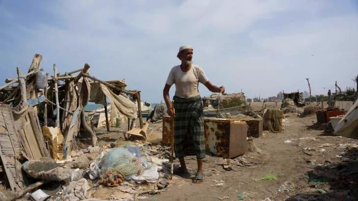 المأساة مستمرة .. هكذا حولت الحرب موظفي اليمن إلى فقراء