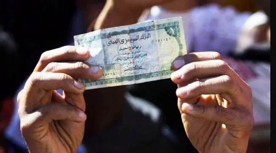انهيار الريال اليمني.. حلول غير كافية والمواطن تحت رحمة الغلاء