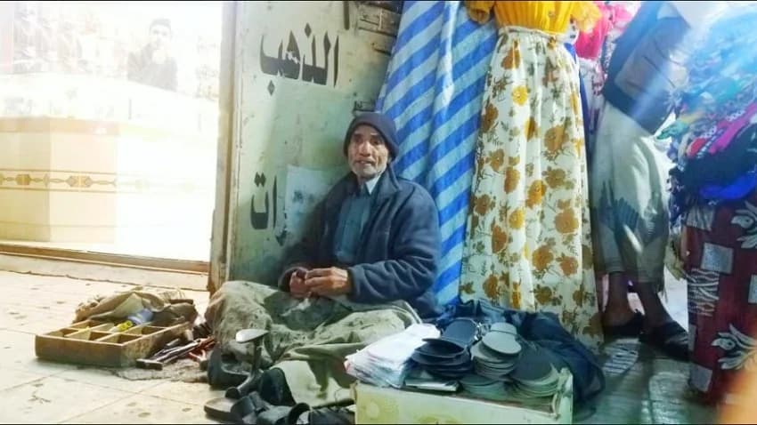 على باب الله.. المهن البسيطة ملاذ من أنهكهم الفقر والحرب
