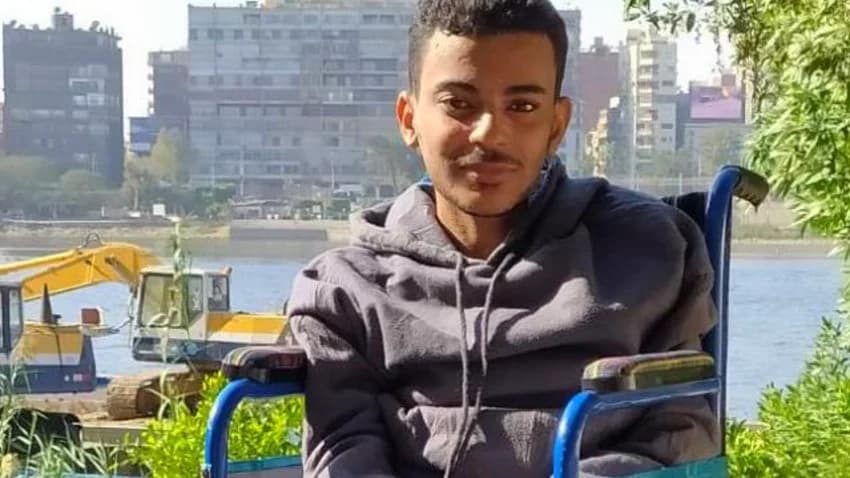 شاب في تعز يتجاوز الإعاقة ويبتكر تطبيقا شبيها ب'واتساب'