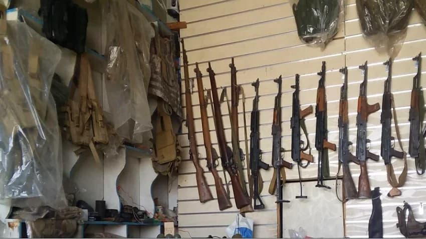تجارة الحوثيين للسلاح.. معنى أن يُحكم بلد بالموت أو التخلف