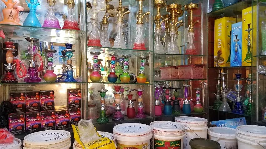 تشهد إقبالا كبيرا.. محلات بيع الأرجيلة..باب اليمنيين للهروب من الواقع