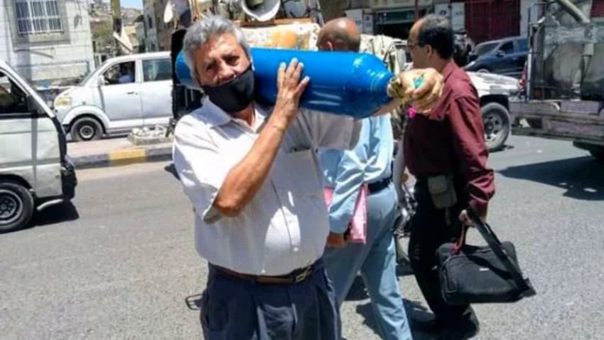 أزمة الأوكسجين في مرافق تعز الصحية .. اختناق المرضى بتأخّر الحلول!!