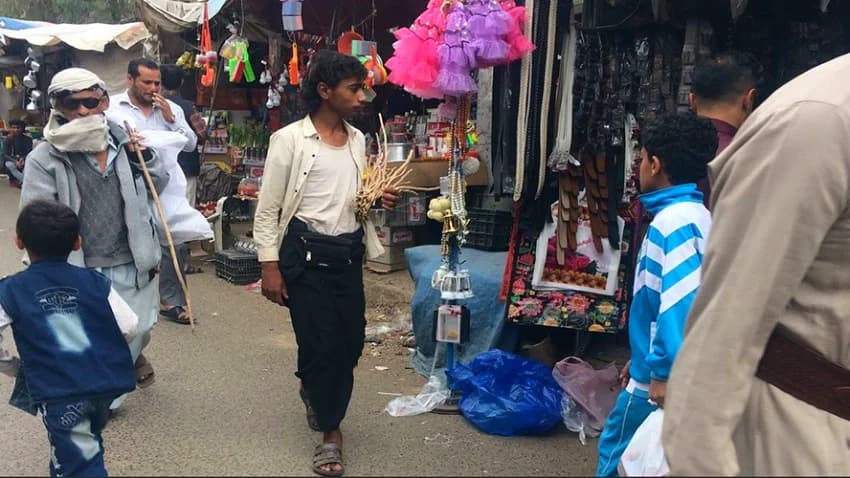 "عُود الأراك".. ملاذ بعض الشباب العاطلين عن العمل في رمضان
