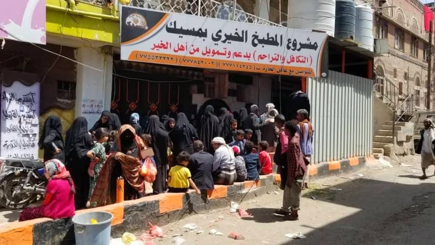 المطابخ الخيريّة.. مبادرات شبابية تكافح الجوع في اليمن
