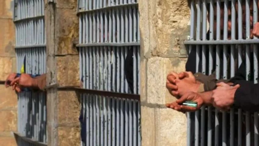 أكرم.. قصة خمسيني اختطفه الحوثيون وحرموا أسرته فرحة العيد
