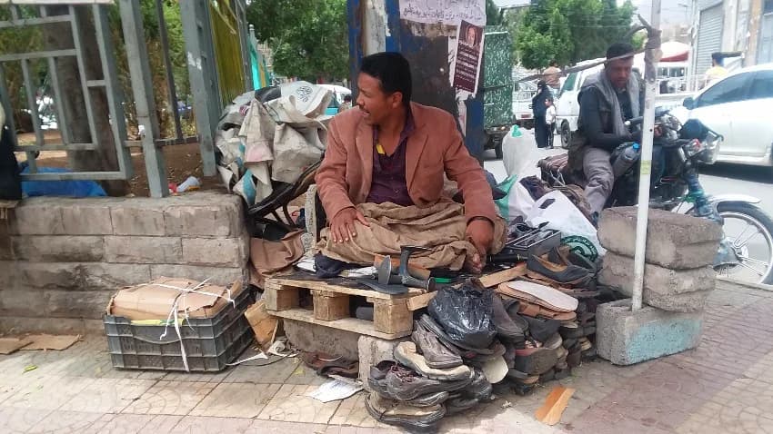 إياد.. قصة شاب مهمش يعمل اسكافياً لإكمال تعليمه