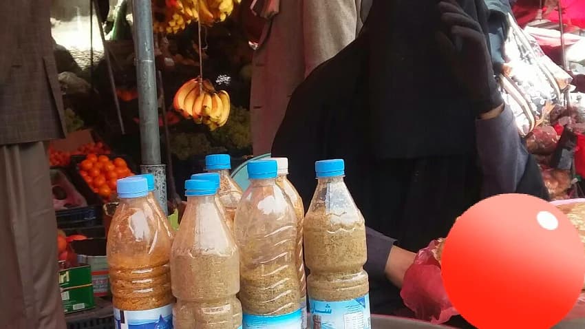 ألطاف.. سيدة خمسينية تواجه ظروف العيش ببيع 'الزعتر'