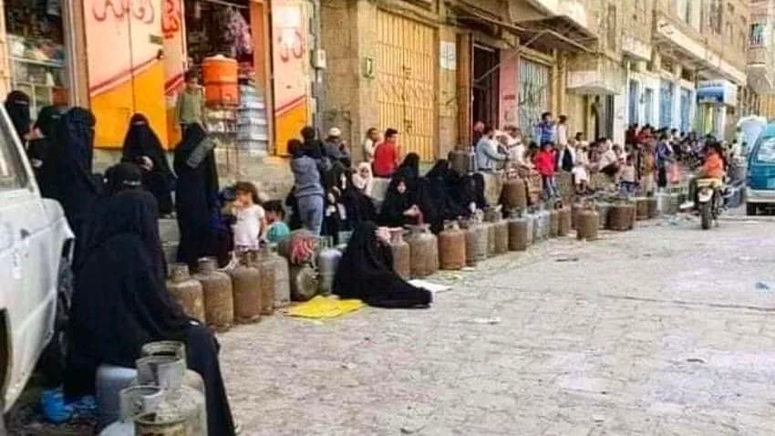 في تعز المحاصرة.. التلاعب بمادة الغاز يضاعف معاناة المواطنين