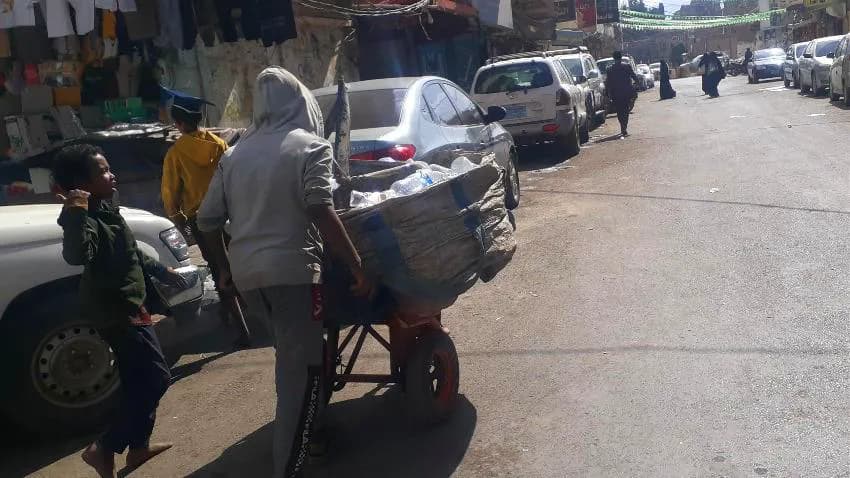 حاضر مسلوب ومستقبل مجهول.. أطفال اليمن من المدرسة إلى الأعمال الشاقة