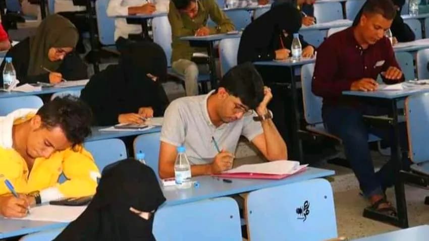 طلاب جامعيون يتركون الدراسة بحثا عن لقمة عيش!!