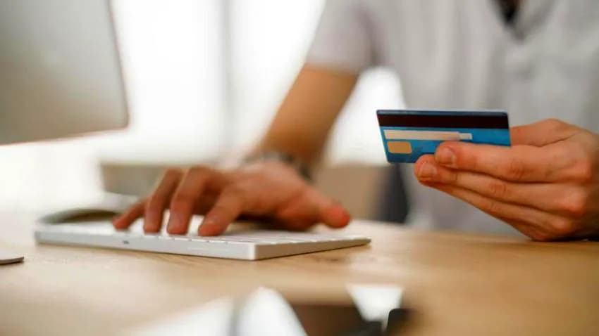 بحثا عن الربح.. مراهقو اليمن فريسة الإعلانات الالكترونية المزيَّفة!!