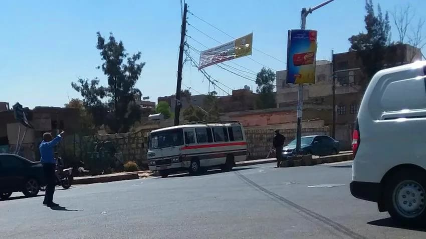 ضيق العيْش.. يعيد رجُل مرور متقاعد إلى الشارع