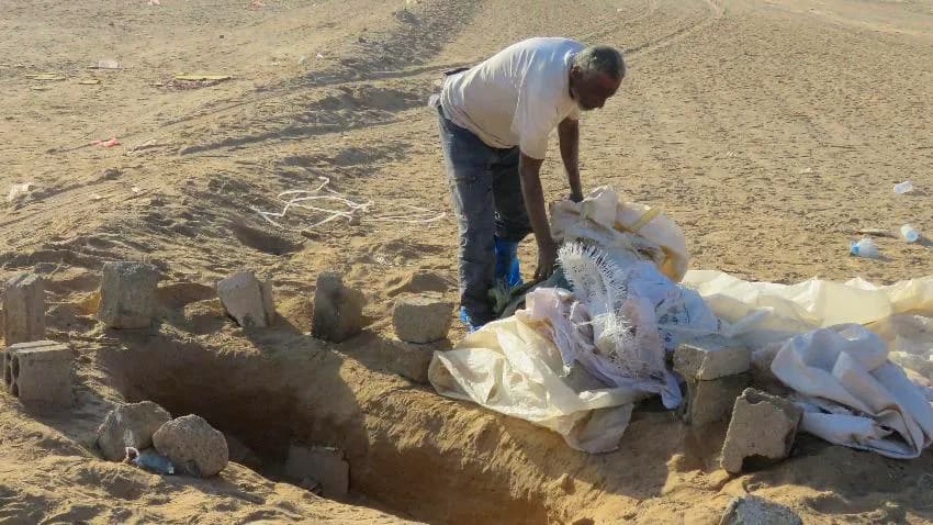 برد وإهمال وفقر.. نازحون في حفر شبيهة بالمقابر
