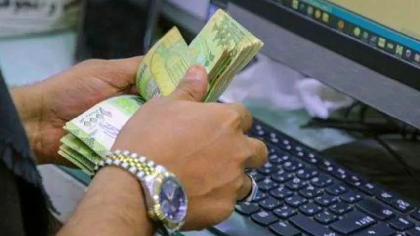 لماذا عجزت الحكومة اليمنية عن إيقاف تدهور العملة المحلية؟