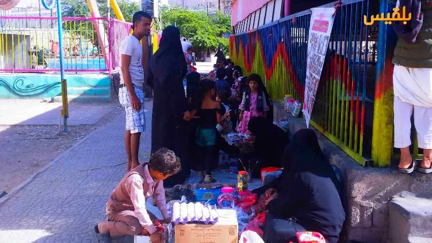 شوارع مأرب.. سوق مفتوحة للنساء البائعات والمتجولات