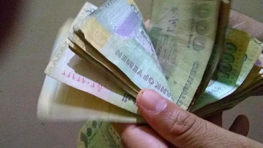 أنصاف المرتبات .. جزرة مليشيا الحوثي لإخضاع الموظفين