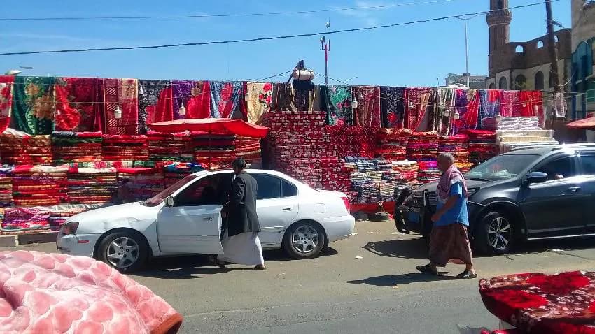"بحثاً عن العيش".. مواطنون في صنعاء يبيعون أثاث منازلهم