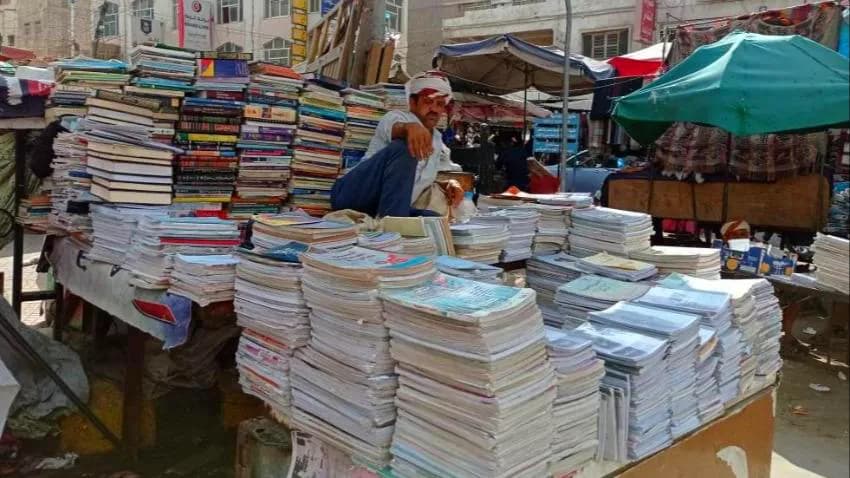 الكتاب المدرسي.. نقص في المدارس ورواج في أرصفة الشوارع