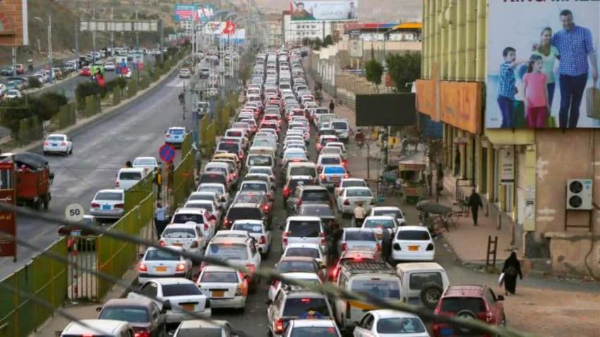 جشع حتى النهاية.. مليشيا الحوثي تبيع الأرقام لطوابير الباحثين عن المشتقات بصنعاء