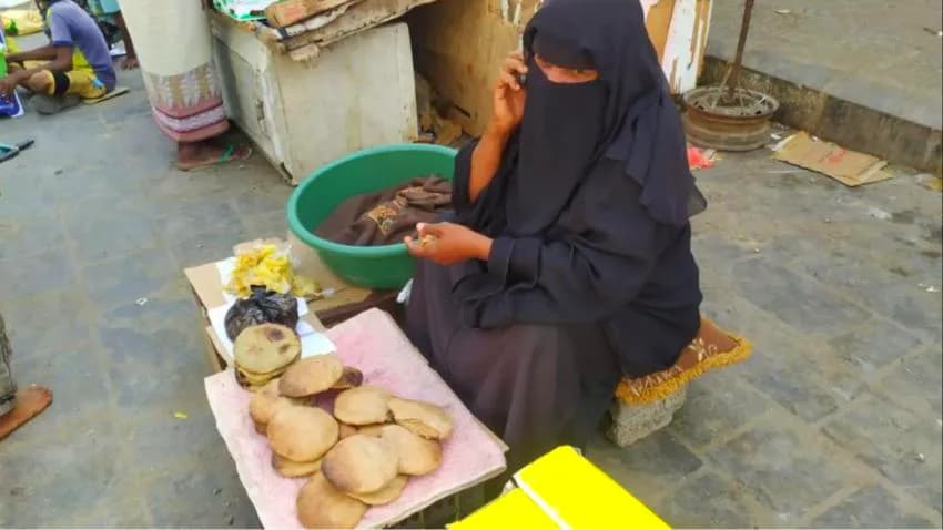 لحج.. نساء يزاحمن الرجال بحثا عن لقمة العيش