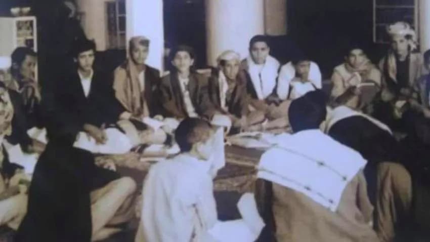 العودة إلى زمن "المعلامة".. ما وراء دعوة الحوثيين لإلغاء النظام التعليمي؟