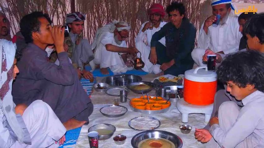 نازحون في مأرب.. طهي على الحطب وإفطار على ضوء القمر(صور)