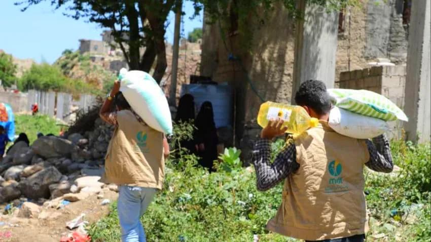 الاتجار بالمساعدات الإغاثية.. ظاهرة تعمّق مأساة الفقراء في تعز