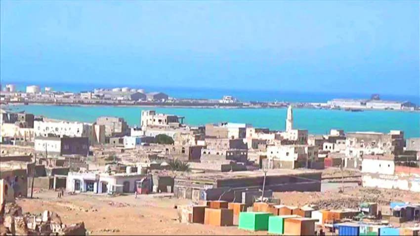 عصابات بزي عسكري.. نهب واسع لأراضي المواطنين والدولة في المخا