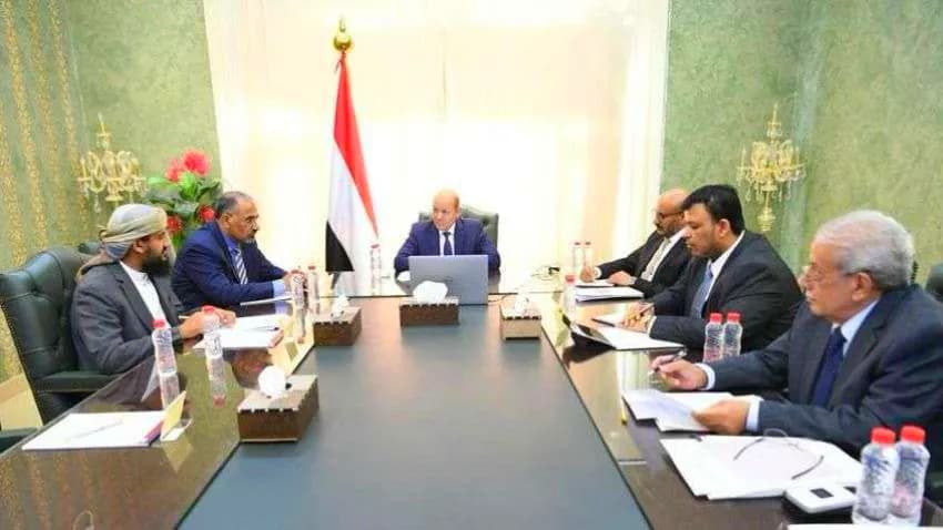 مجلس القيادة يدفع ضريبة المكوث في عدن.. قرارات بالجملة لصالح "الانتقالي"