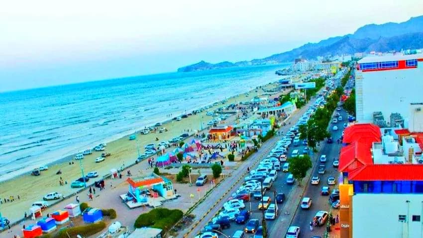 صيف ساخن يحاصر سكان المدن الساحلية في اليمن بسبب انقطاع الكهرباء