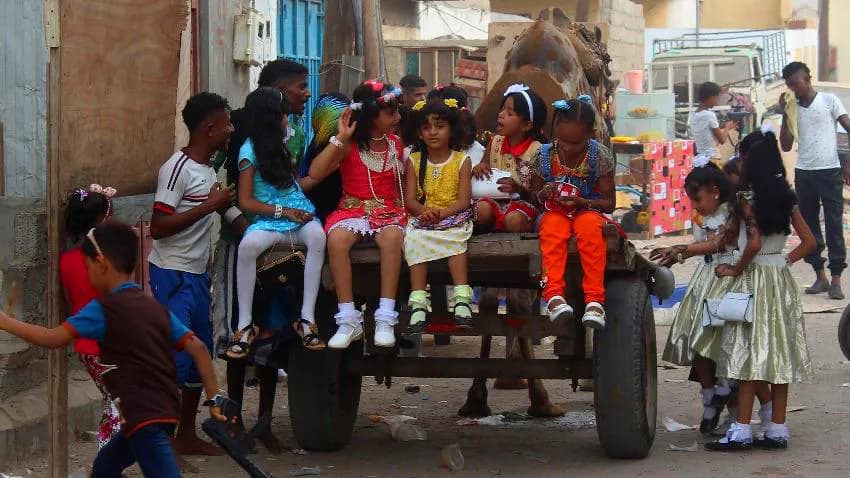 يمنيون يشكون عجزهم عن شراء كسوة العيد لأطفالهم .. الحرب تقتلنا