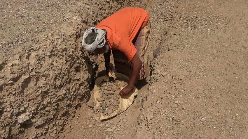 المحولي.. نازح يدير مبادرة مجتمعية لشق طريق شمال لحج