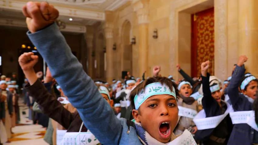 أولياء الأمور بين المعاناة ومناهج الحوثي الملغومة