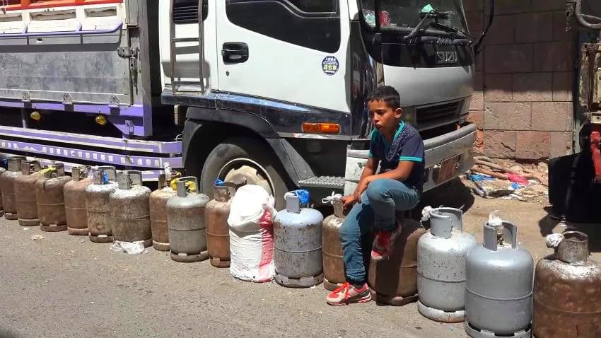 معاناة مزمنة.. أحياء في تعز لا تصلها مادة الغاز