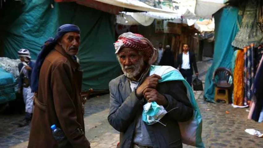 معاناة مركّبة.. هكذا يواجه عمال الأجر اليومي الغلاء الفاحش في اليمن