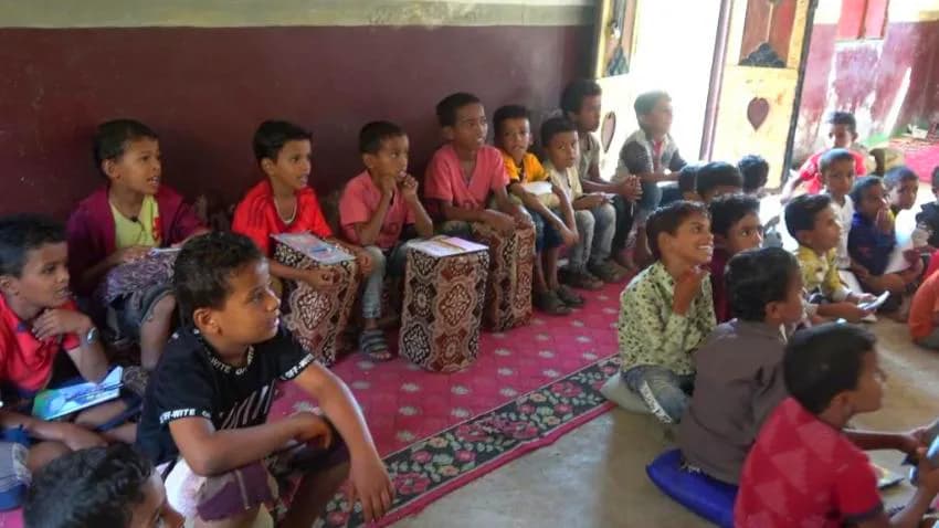 إضراب المعلمين يعيد الأطفال إلى زمن "المعلامة" في لحج