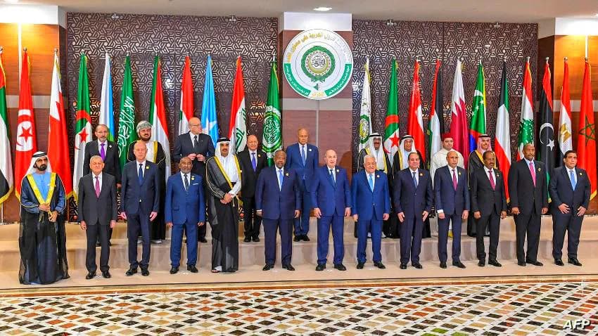 تمثيل سيئ لليمن في قمة الجزائر..العليمي كملحق للسعودية والإمارات خلف زعماء الدول