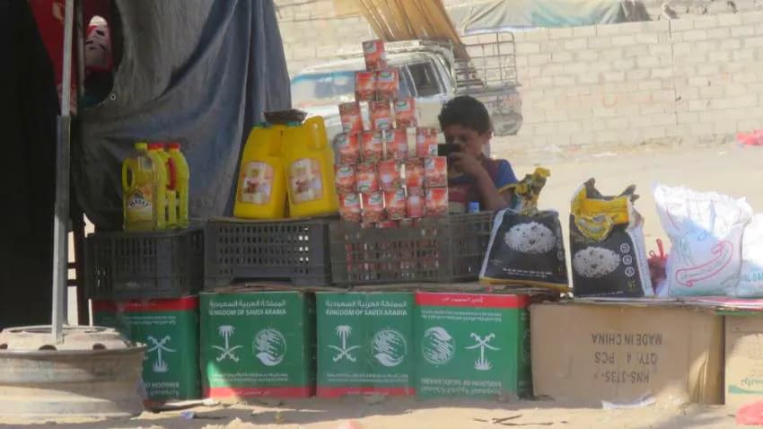 المعونات الإغاثية.. أسواق تتوسع بحجم معاناة النازحين في مأرب