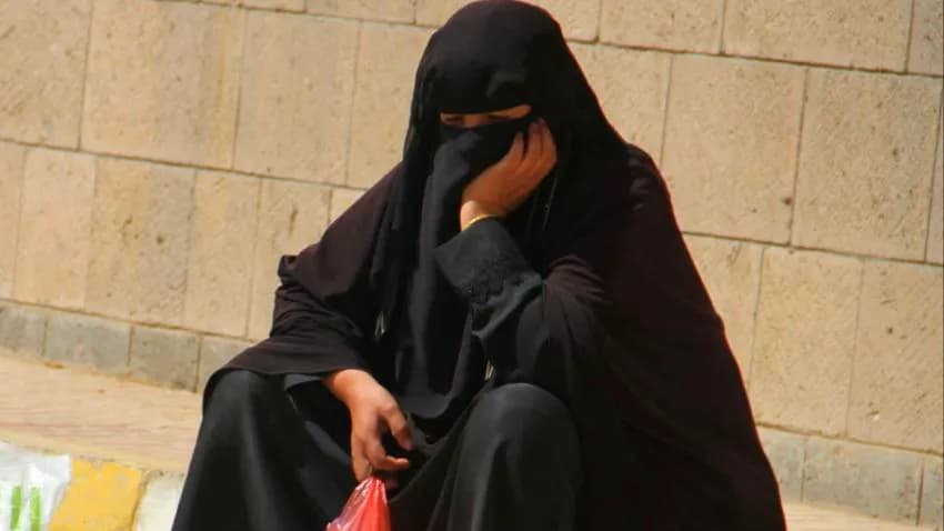 شبح الجوع في اليمن يدفع نساء إلى مِهنة "خادمات في البيوت"